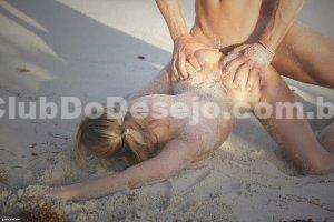 Loirinha Safada Transando com o namorado na praia 3