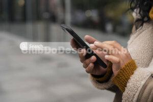 Como as variações abreviadas de marcas aparecem nas buscas online e o que elas significam